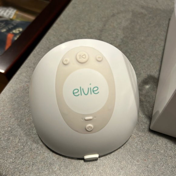 Elvie Wearable Breast Pump - White - Picture 3 of 4